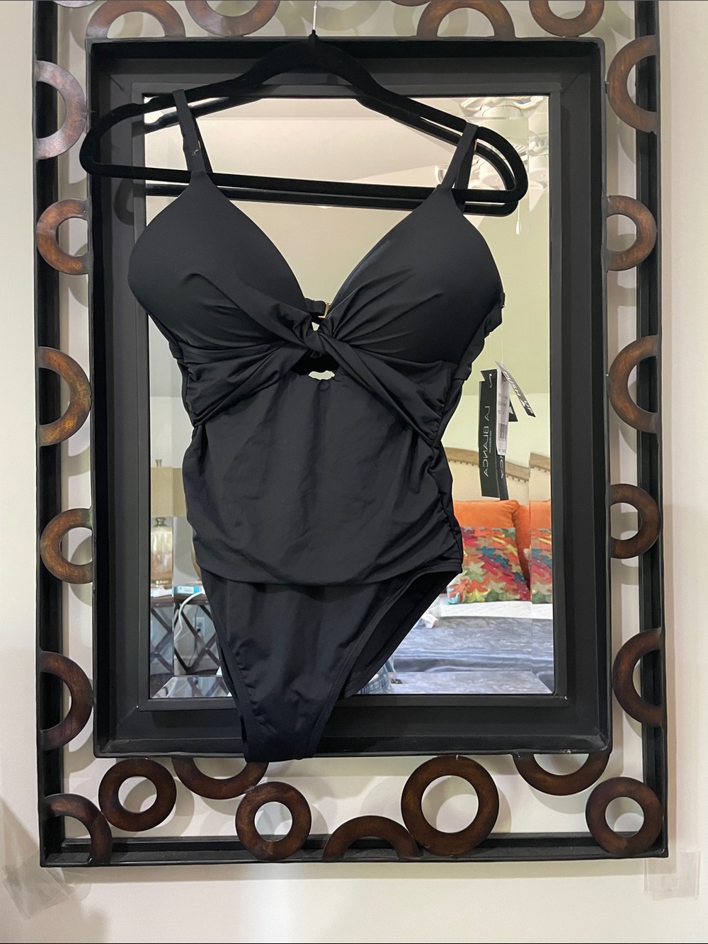 La Blanca One Piece swimsuit. Bra top with twist front and adjustable straps